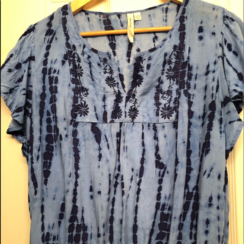 Como vintage tie dye peasant embroidered Y2K magnificent top 🤟🏼🌼✨💙🦋